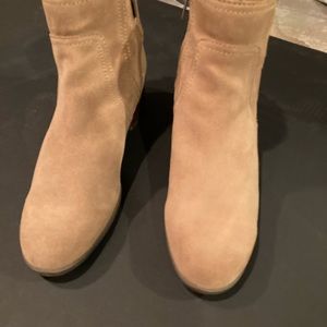 WORN 1 TIME. BANDOLINO TAN SUEDE ANKLE BOOTS SZ 10